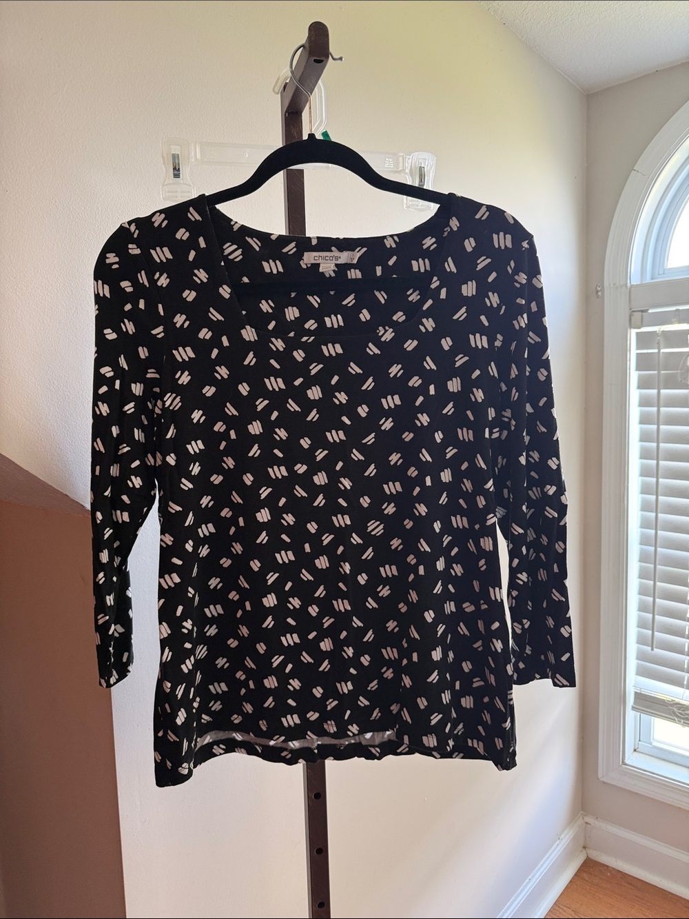Chico's Black Long-Sleeve Scoop Neck Top with Cream Abstract Print